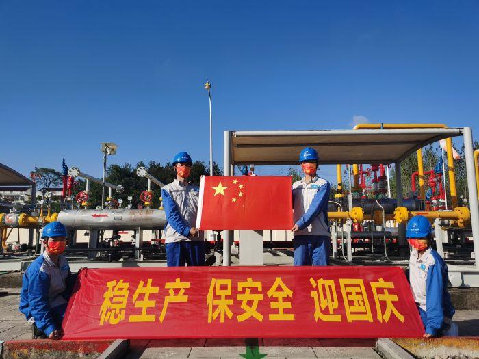 3.4堅(jiān)守-9月29日，省天然氣公司紅安分輸站員工與國(guó)旗同框（拍攝：汪中圓）