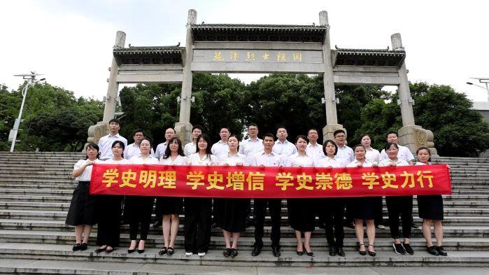7.5團(tuán)結(jié)-6月2日，省天然氣公司《沒有共產(chǎn)黨就沒有新中國(guó)》紅歌拍攝現(xiàn)場(chǎng)-烈士陵園獻(xiàn)花合照（拍攝：李凱）