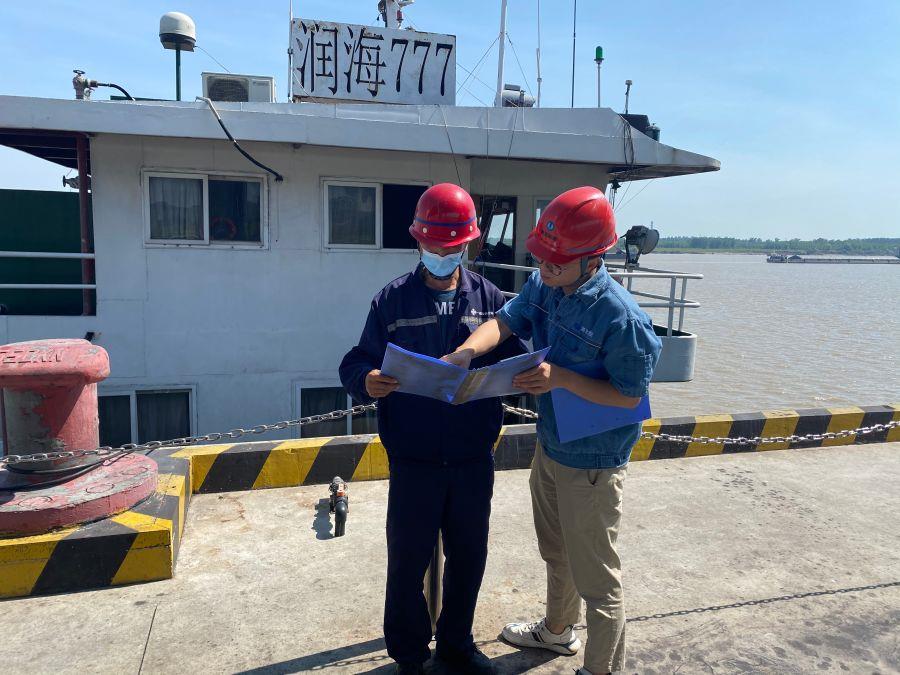 計劃員對裝船指導員進行岸電使用表培訓（攝影：嚴創）