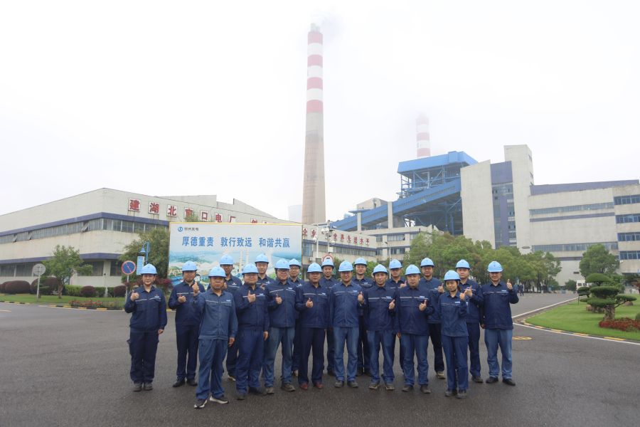 鍋爐點檢班合影(攝影:王鑫) 鍋爐點檢班合影(攝影:王鑫)