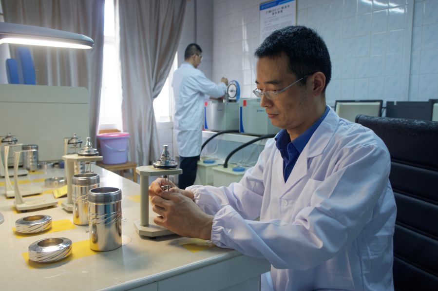 化驗員仔細操作(攝影:潘濤) 化驗員仔細操作(攝影:潘濤)