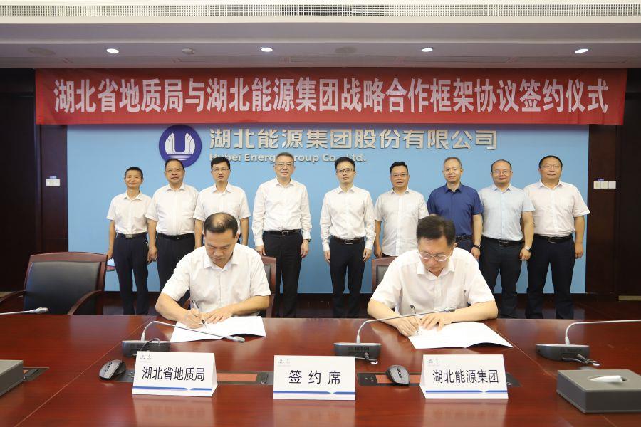 簽約現場(攝影:黃漢敏) 簽約現場(攝影:黃漢敏)